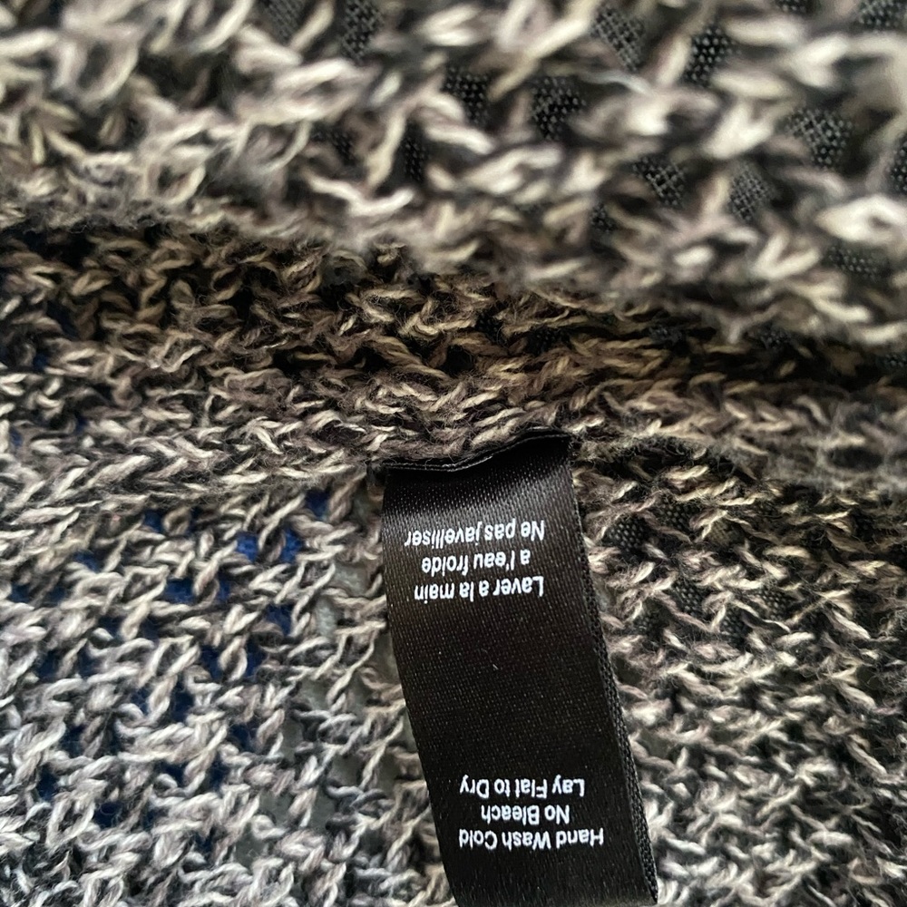 Brand:Urban Outfitters. Long sleeve knit sweater - Picture 7 of 7